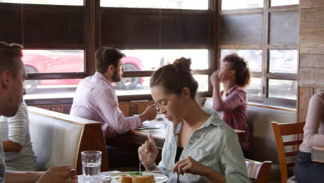 Parejas-Jóvenes-Y-Amigos-Almorzando-En-Un-Restaurante,-Filmado-En-R3d