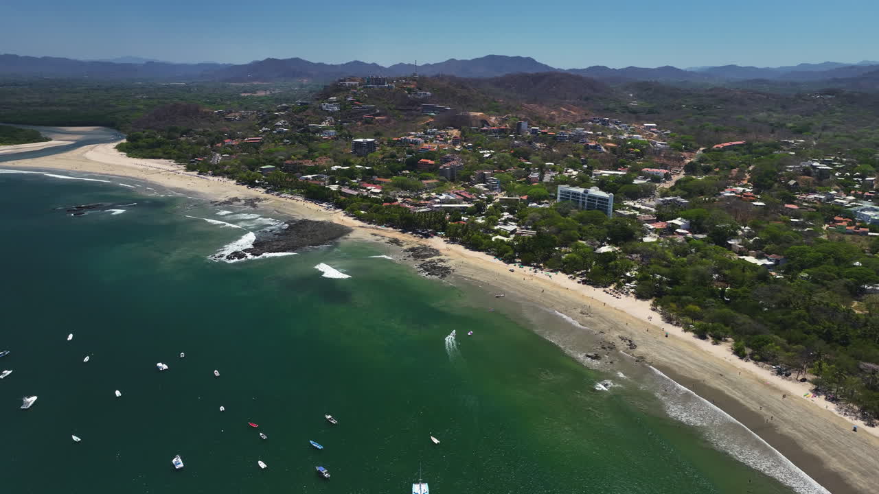 tomada panorámica del avión no tripulado de la playa de tamarindo, en el soleado guanacaste, costa rica