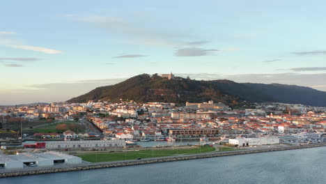 Idyllischer-Blick-Auf-Die-Skyline-Der-Stadt-Viana-Do-Castelo---Push-In-Fly-Over-Aufnahme-Aus-Der-Luft