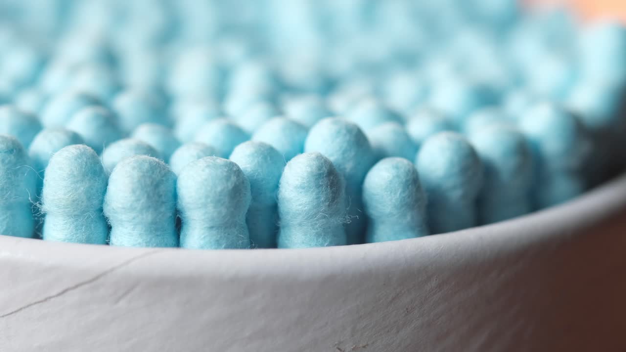 밝은 파란색 마사지 브러쉬의 클로즈업