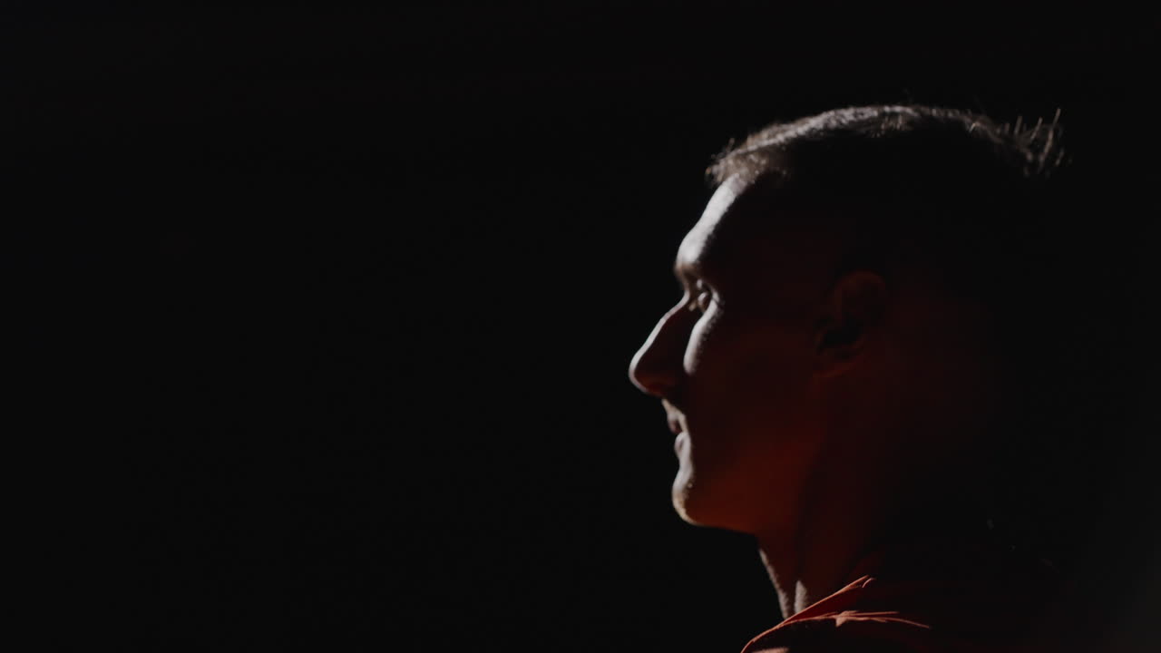 silueta de un hombre de perfil