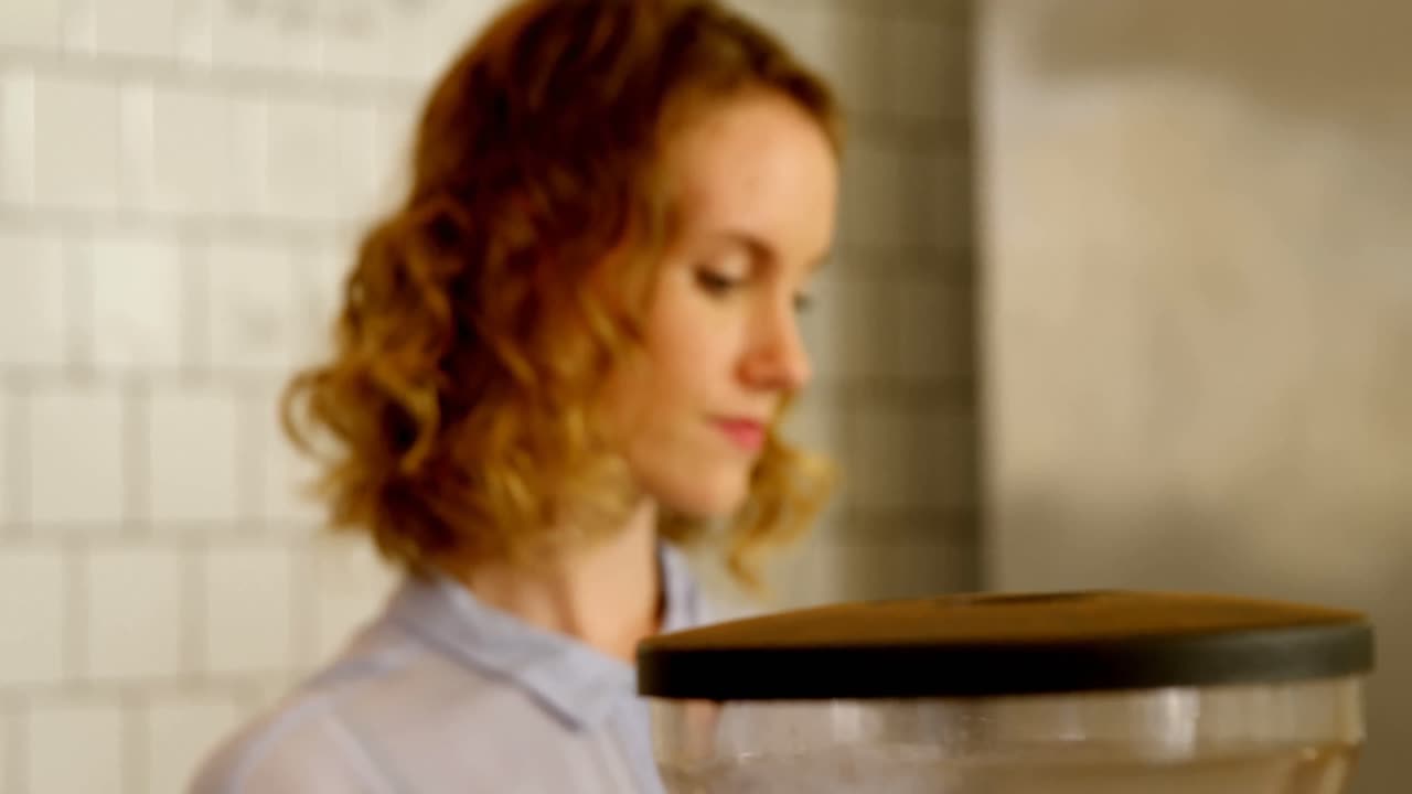 mujer barista preparando café 4k