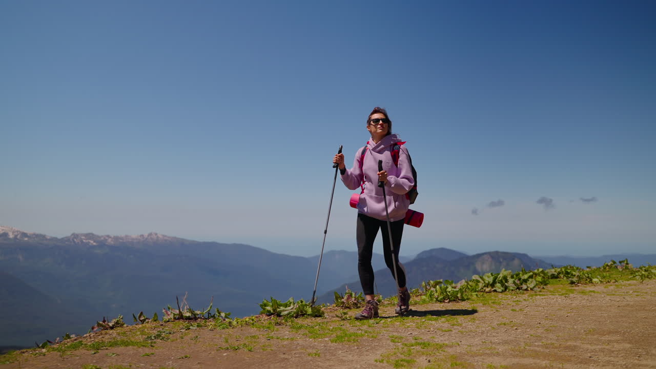 Mujer, excursión, en, montañas