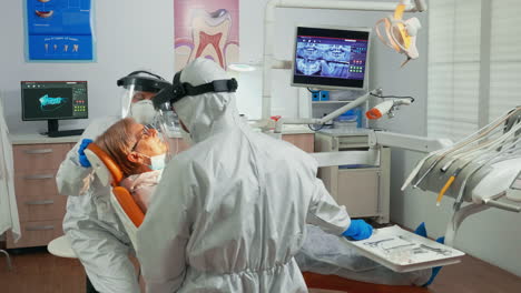 Enfermera-Y-Médico-Con-Traje-De-Protección-Trabajando-En-Unidad-Dental