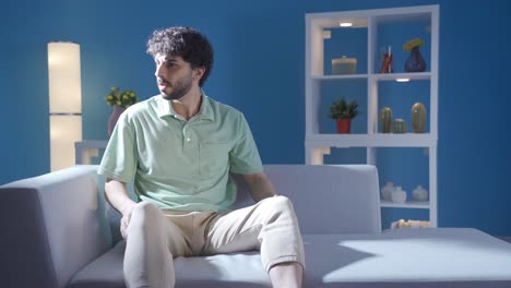 caracterizado por una extrema ansiedad y miedo, el joven sufre solo en casa.