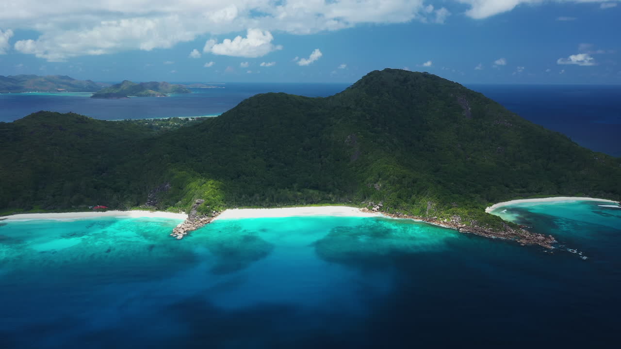 아프리카 세이셸에 있는 라 디게 섬의 수정처럼 맑은 물 위로 공중 전망