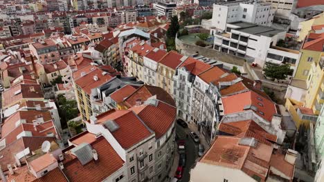 Disparo-De-Un-Dron-Volando-Sobre-Una-Calle-Curva-En-Lisboa