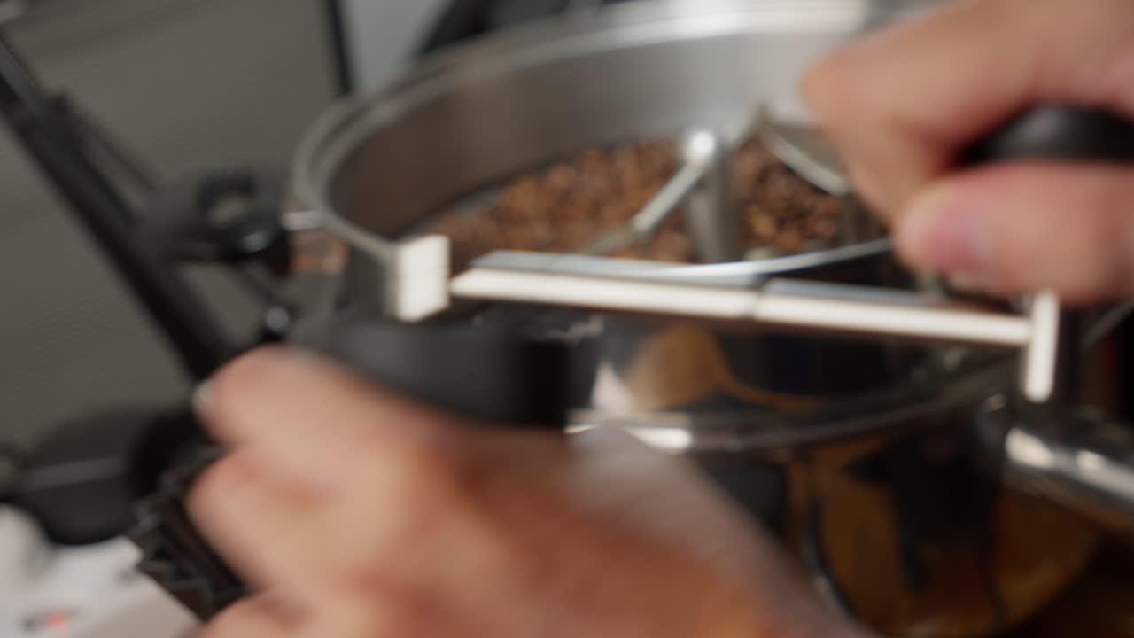 крупный план баристы, вручную измельчающего кофейные зерна