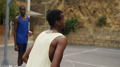 Jugadores-De-Baloncesto-Practicando-En-La-Cancha-De-Baloncesto