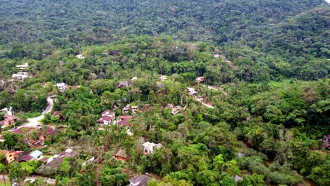 Luftflug-über-Den-Wald-Mit-Häusern-Im-Bezirk-Ubatuba-An-Bewölkten-Tagen,-Brasilien