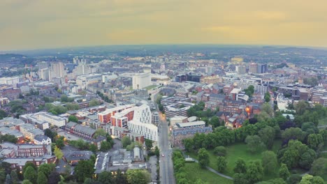 Schöne-Filmische-Luftaufnahme,-Die-Rückwärts-über-Nottingham-City-In-England-Fliegt