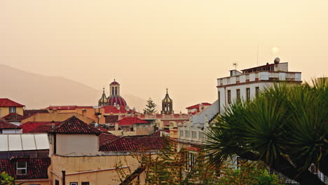 fotografía estática de la ciudad de orotava en la hora dorada en tenerife, islas canarias, españa.