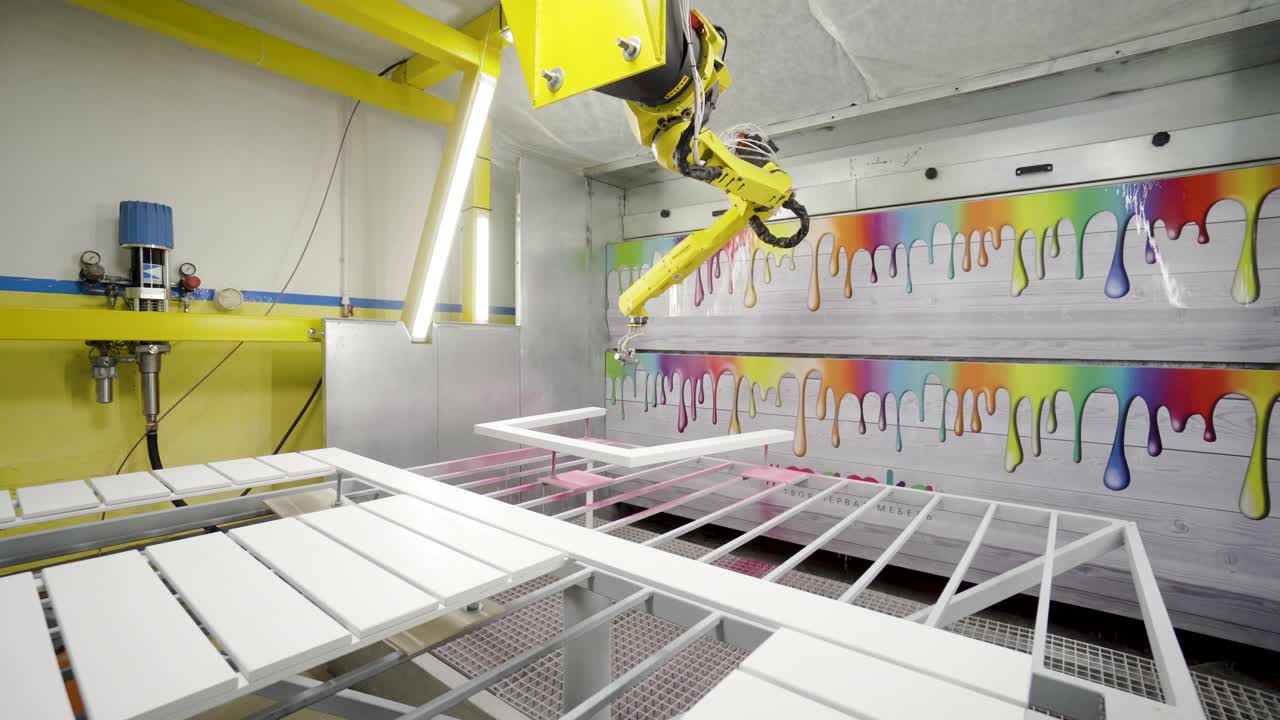 proceso automatizado de pintura de piezas de muebles en una fábrica