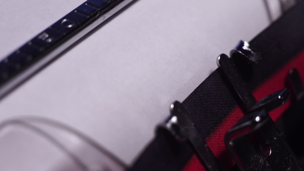 año 1933, escribiendo en papel blanco en una máquina de escribir de época, macro de cerca