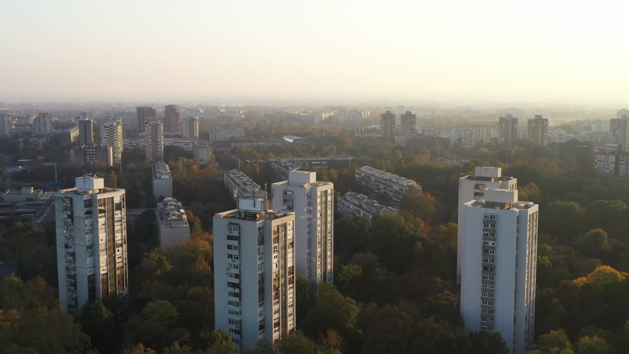 croacia, ciudad de zagreb, puesta de sol sobre las torres residenciales de novi zagreb