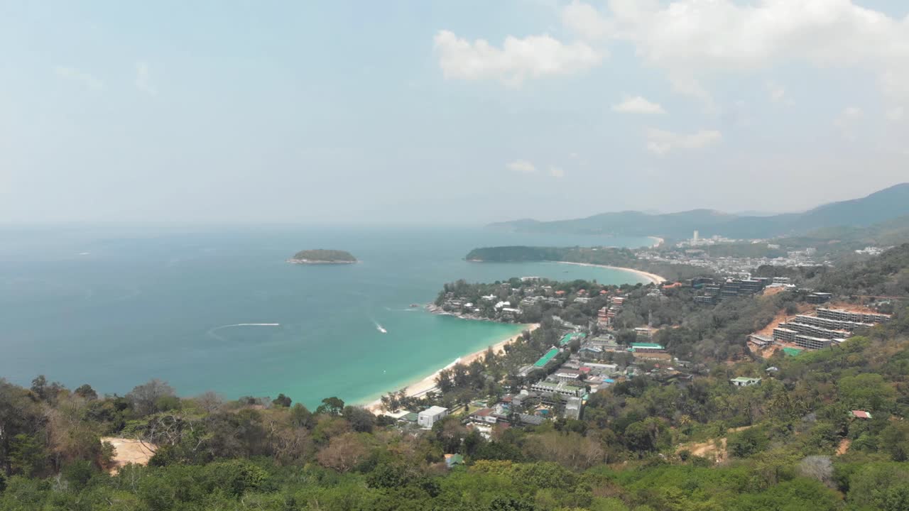 태국 푸켓(phuket)에 있는 카론 해변(karon beach)의 광대한 푸른 바다 해안의 넓은 전망