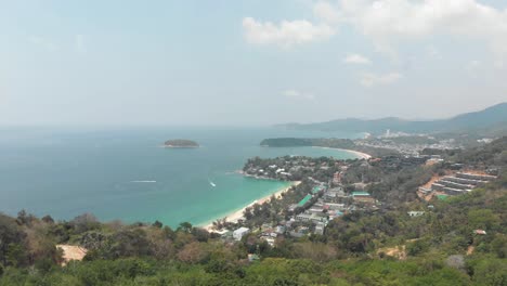 amplia vista sobre la vasta costa del océano azul de la playa de karon en phuket, tailandia - vista panorámica aérea alta