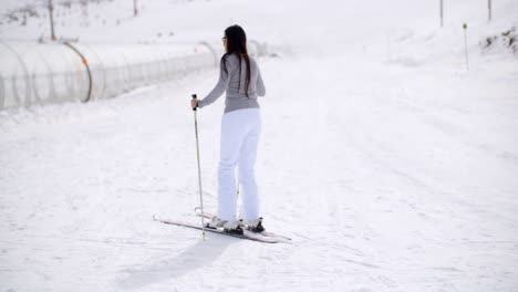 Süße-Frau-Auf-Skiern-Am-Fuße-Des-Hügels