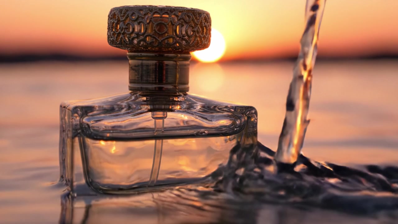 Bottiglia di profumo accattivante riflessa in acqua scintillante al tramonto, che evidenzia l'eleganza e la serenità di un'esperienza olfattiva.