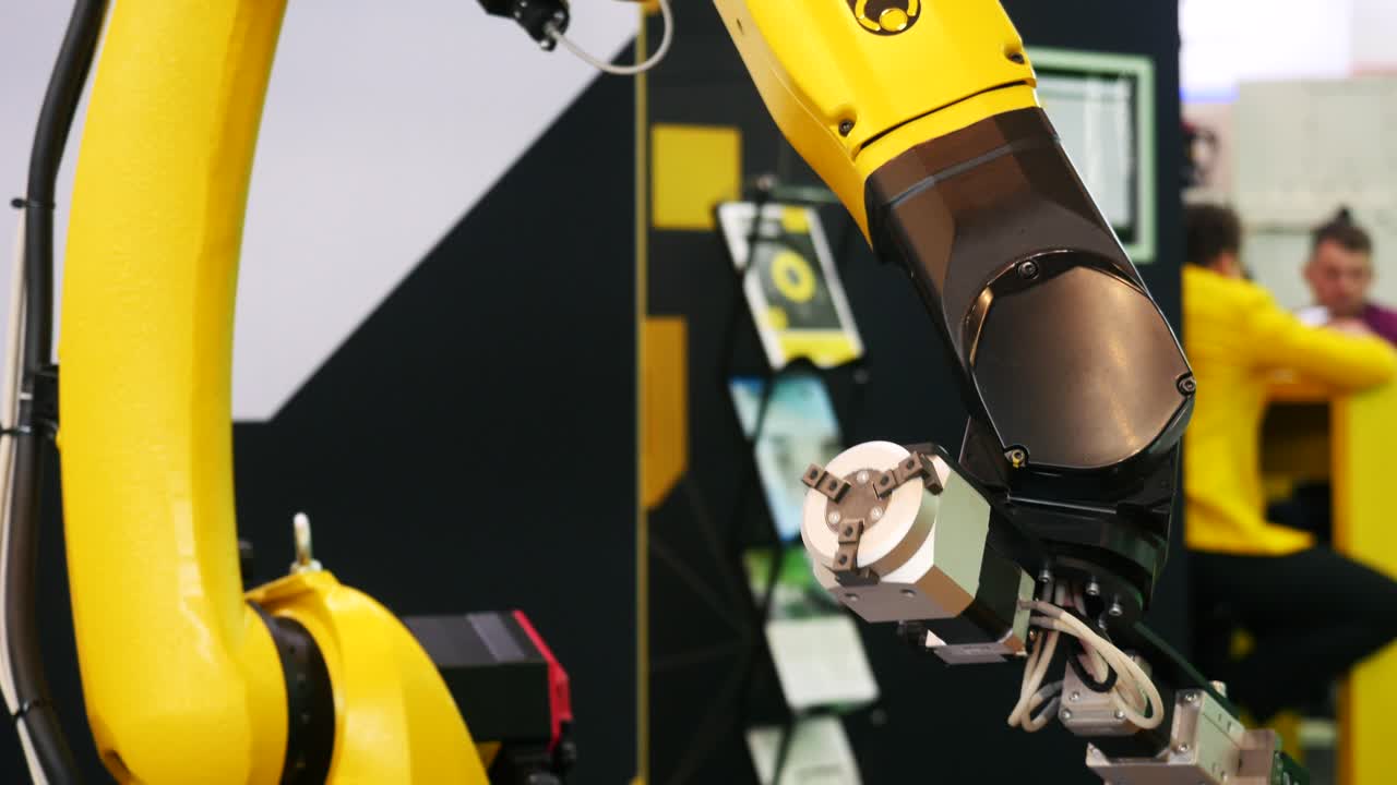 brazo robótico industrial en acción