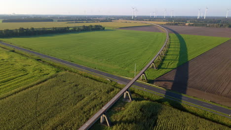 Instalación-De-Prueba-Emsland-Transrapid-Sobre-Un-Campo-Idílico-En-La-Ciudad-De-Lathen-En-Alemania---Toma-Aérea-De-Drones