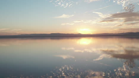 navegando sobre el hermoso lago