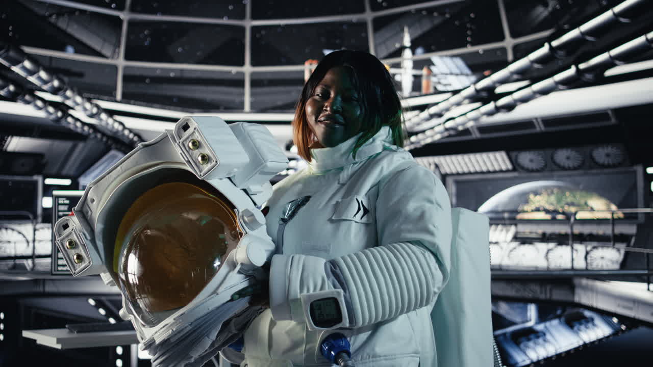 Ritratto di un'allegra astronauta che tiene in mano il casco all'interno della stazione spaziale