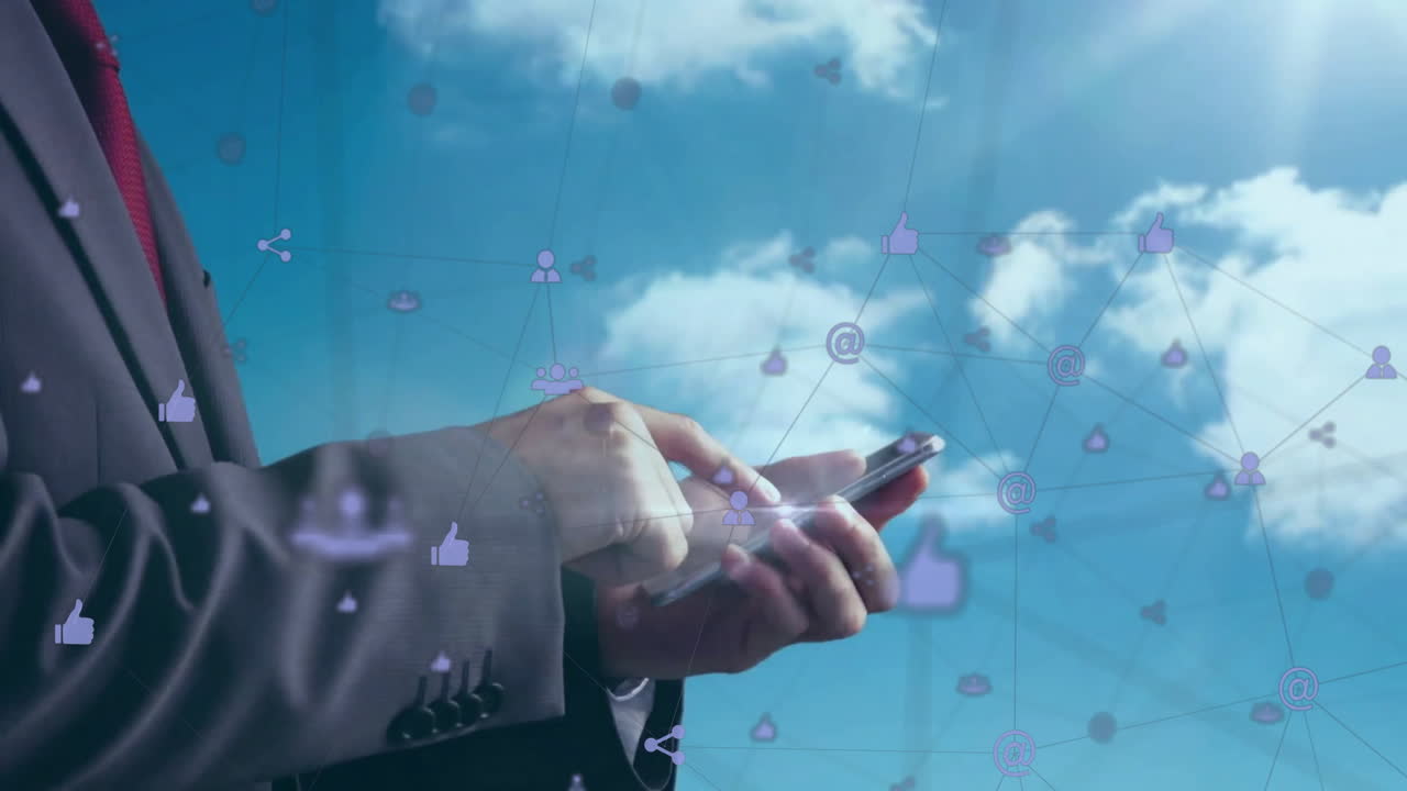 animación del globo de la red de conexiones con iconos sobre el hombre caucásico usando teléfono inteligente
