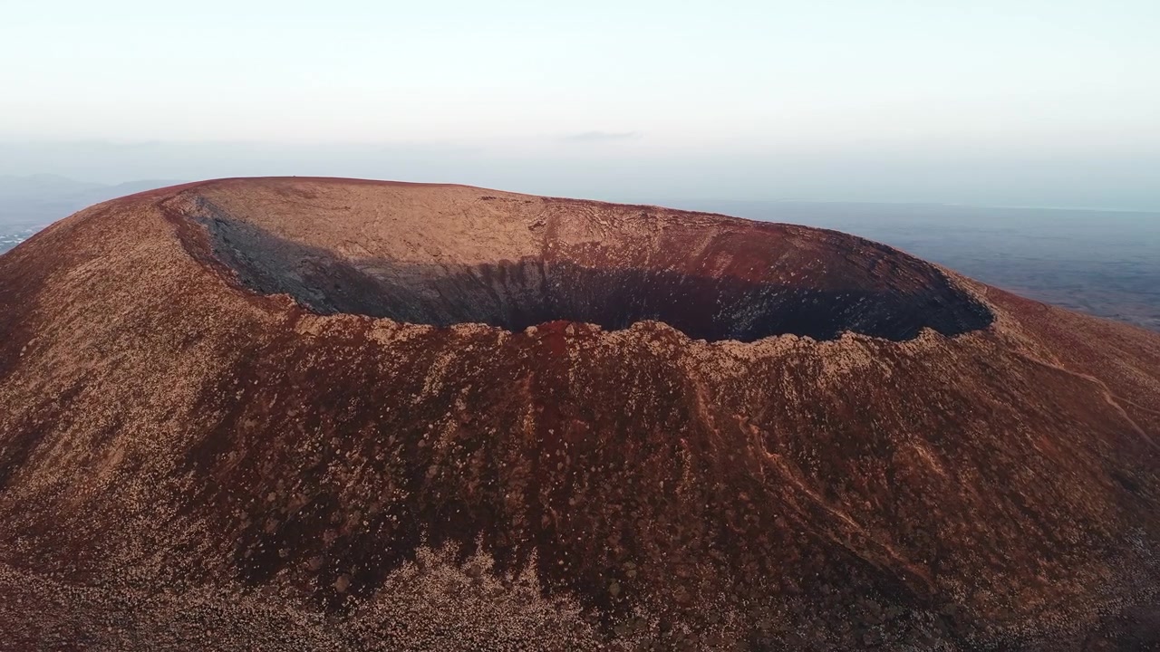 Luchtfoto van vulkaankrater bij zonsondergang