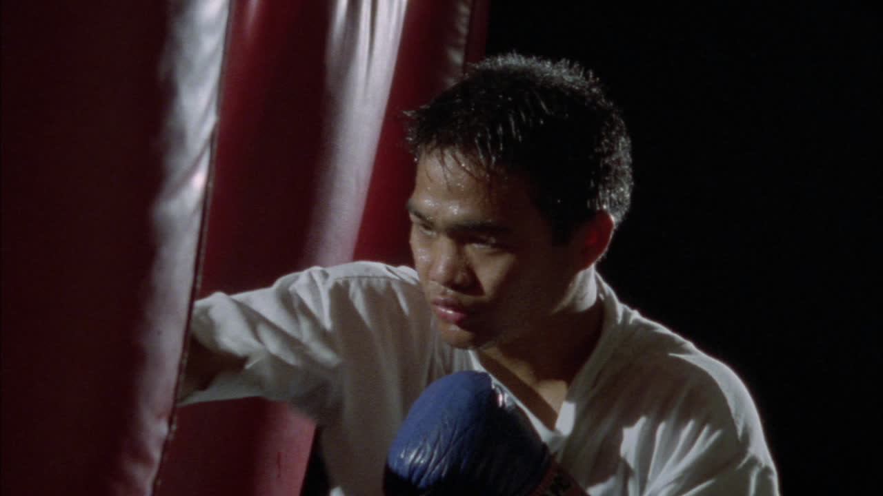 남자가 샌드백을 때린다 11