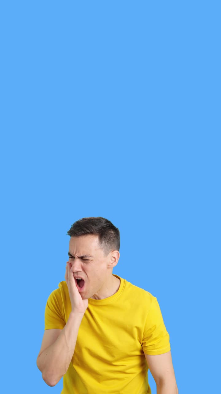 hombre con dolor de dientes