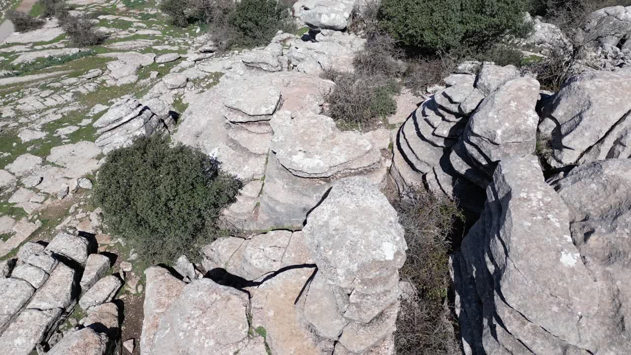 volando con un dron por el paraje natural del torcal, zona kárstica situada en antequera en la provincia de malaga, españa