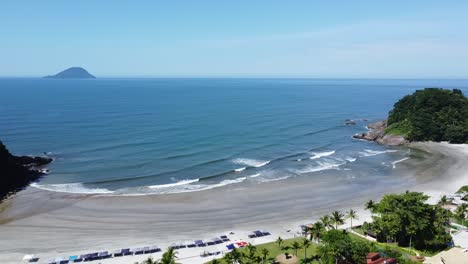 Zoom-Mit-Drohne-Auf-Einen-Kleinen-Einsamen-Strand-An-Der-Nordküste-Von-São-Paulo,-Hügel-Mit-Vegetation-Und-Ruhigen-Wellen,-Friedlich