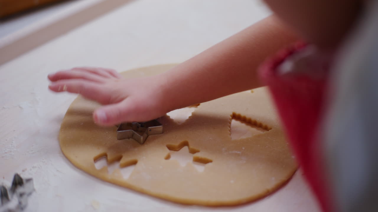 niño cortando galletas de cerca