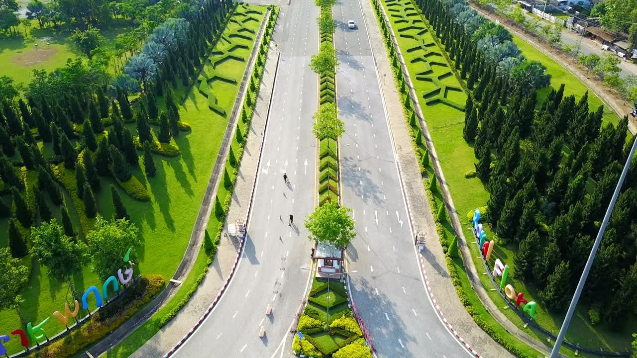 vista aérea del parque real rajapruek se acerca a la carretera con un hermoso jardín verde, chiang mai, tailandia.