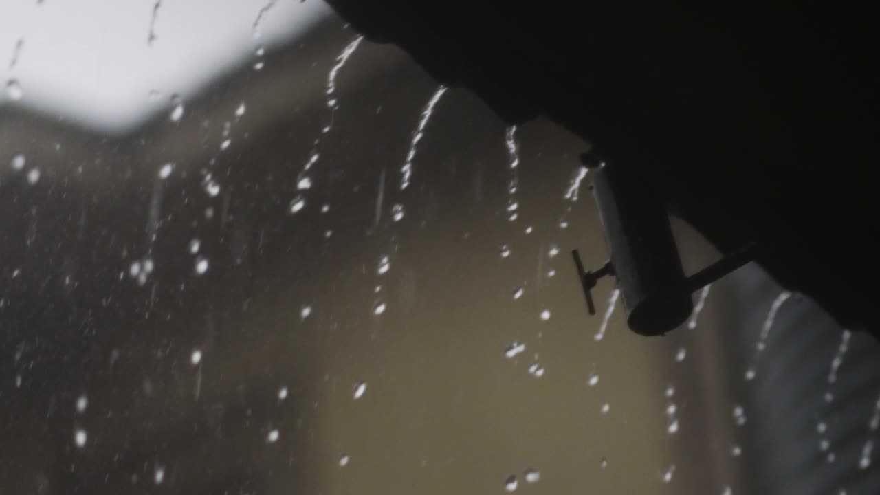 지붕 끝에서 떨어지는 빗물