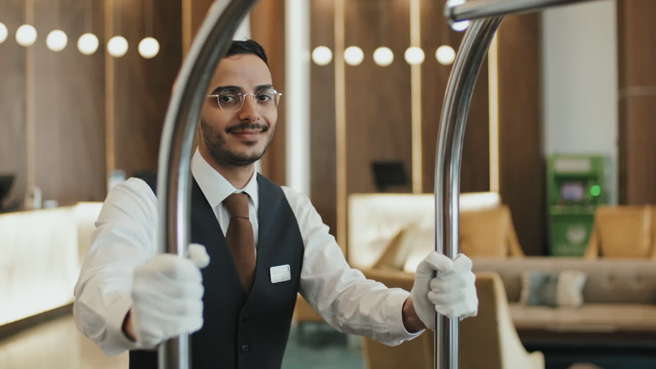 Ritratto di facchino con carrello portabagagli in hotel