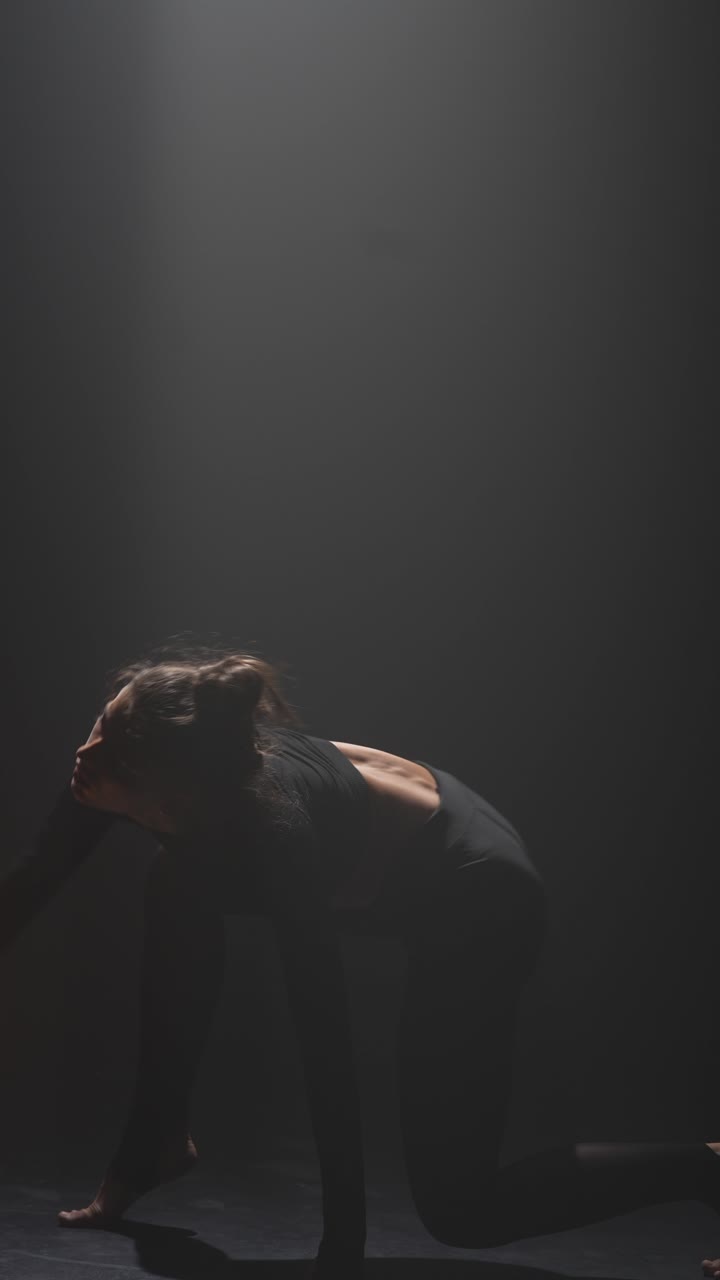 actuación de danza contemporánea en un estudio oscuro