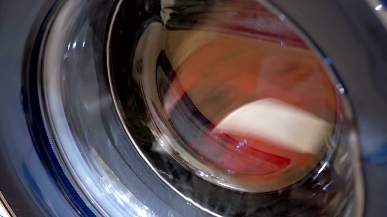 el tambor de la lavadora gira con la ropa