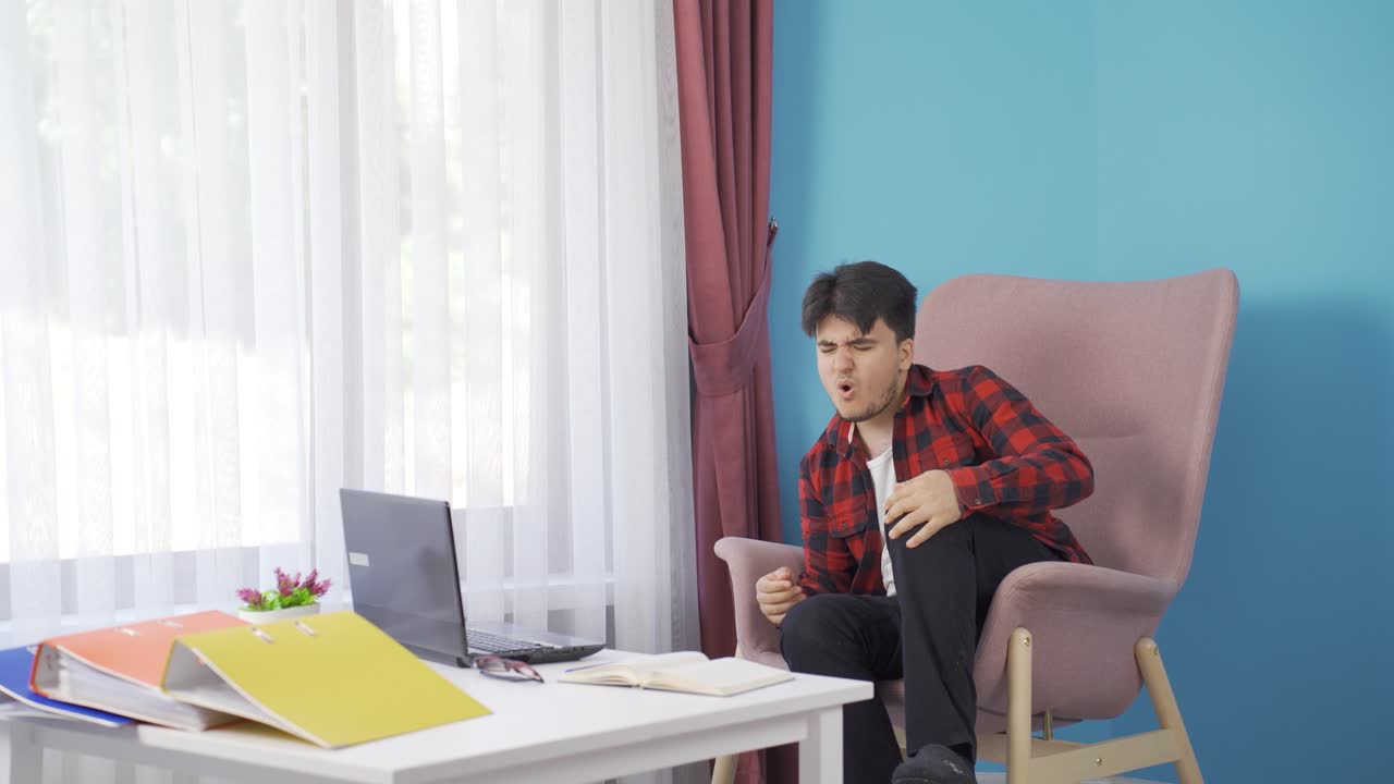 어색한 남자가 집에서 테이블을  ⁇ 러버립니다.