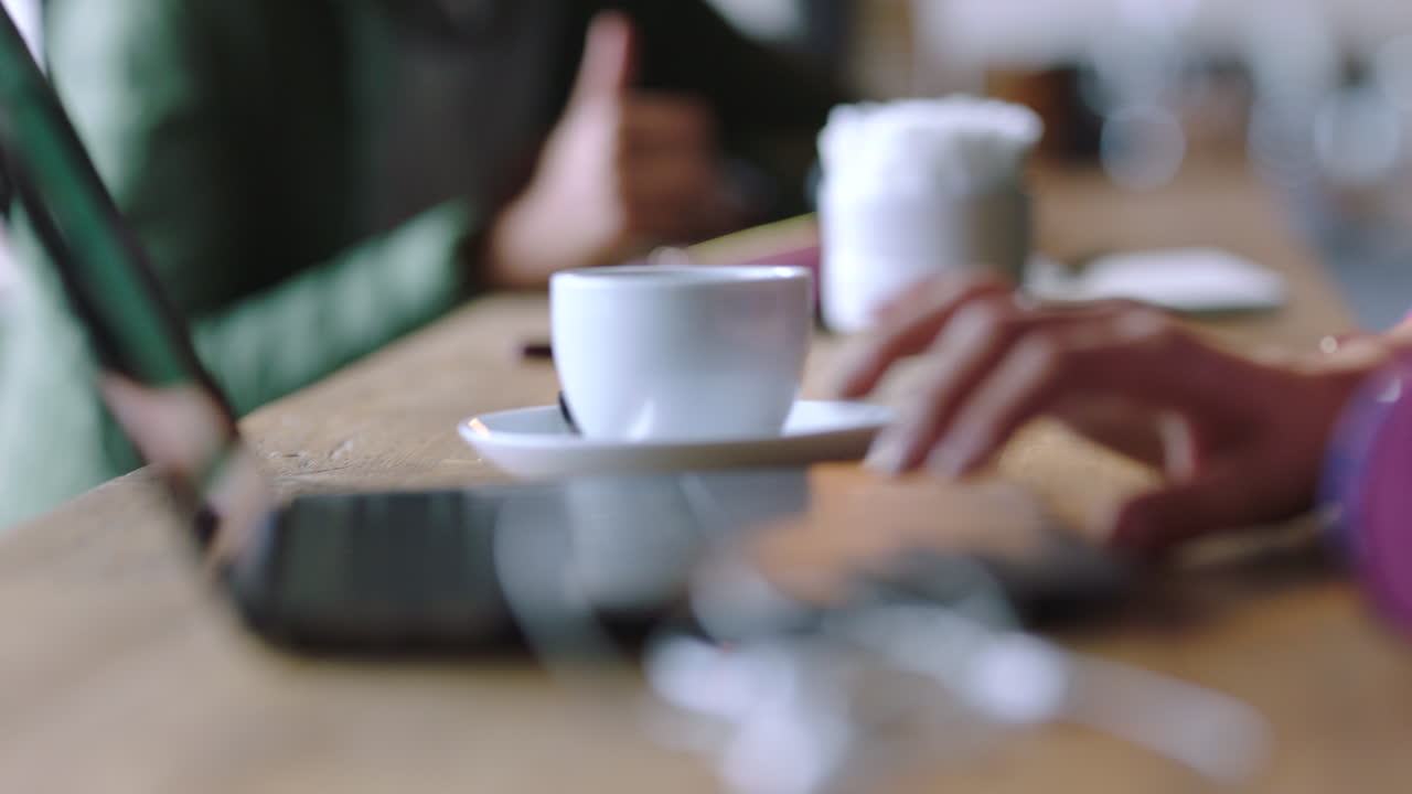 Ricerca, laptop e mani di donna in un caffè