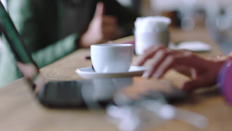 Forschung,-Laptop-Und-Hände-Einer-Frau-Im-Café