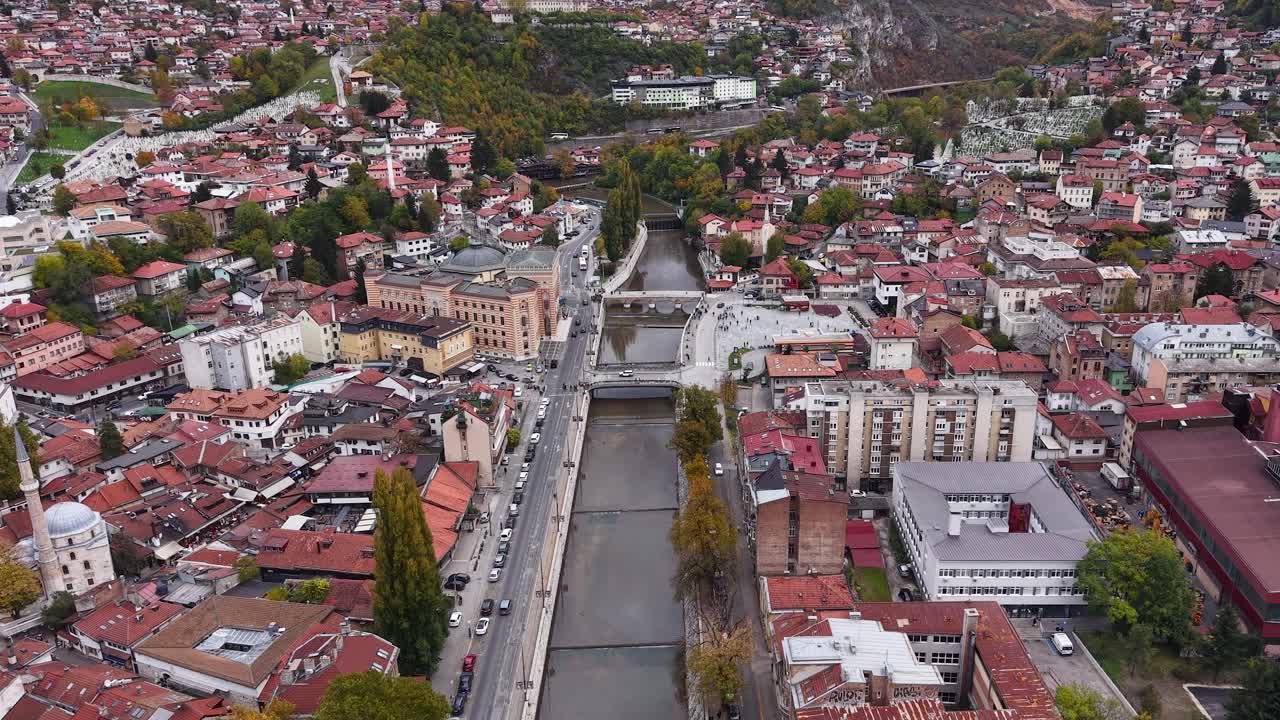 Droonikuva Sarajevosta, Bosnia ja Hertsegovina. Miljacka-joki ja kaupungin keskustan rakennukset