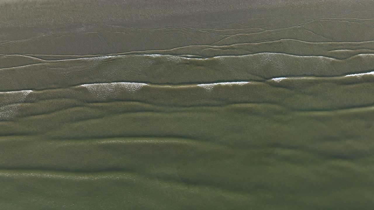 una toma aérea de arriba hacia abajo de la costa cerca del puerto de ijmuden