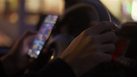 un hombre mirando el mapa en su teléfono móvil durante la conducción por la noche