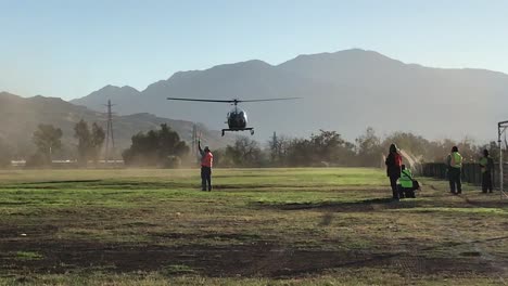 helicóptero aterriza en el parque local