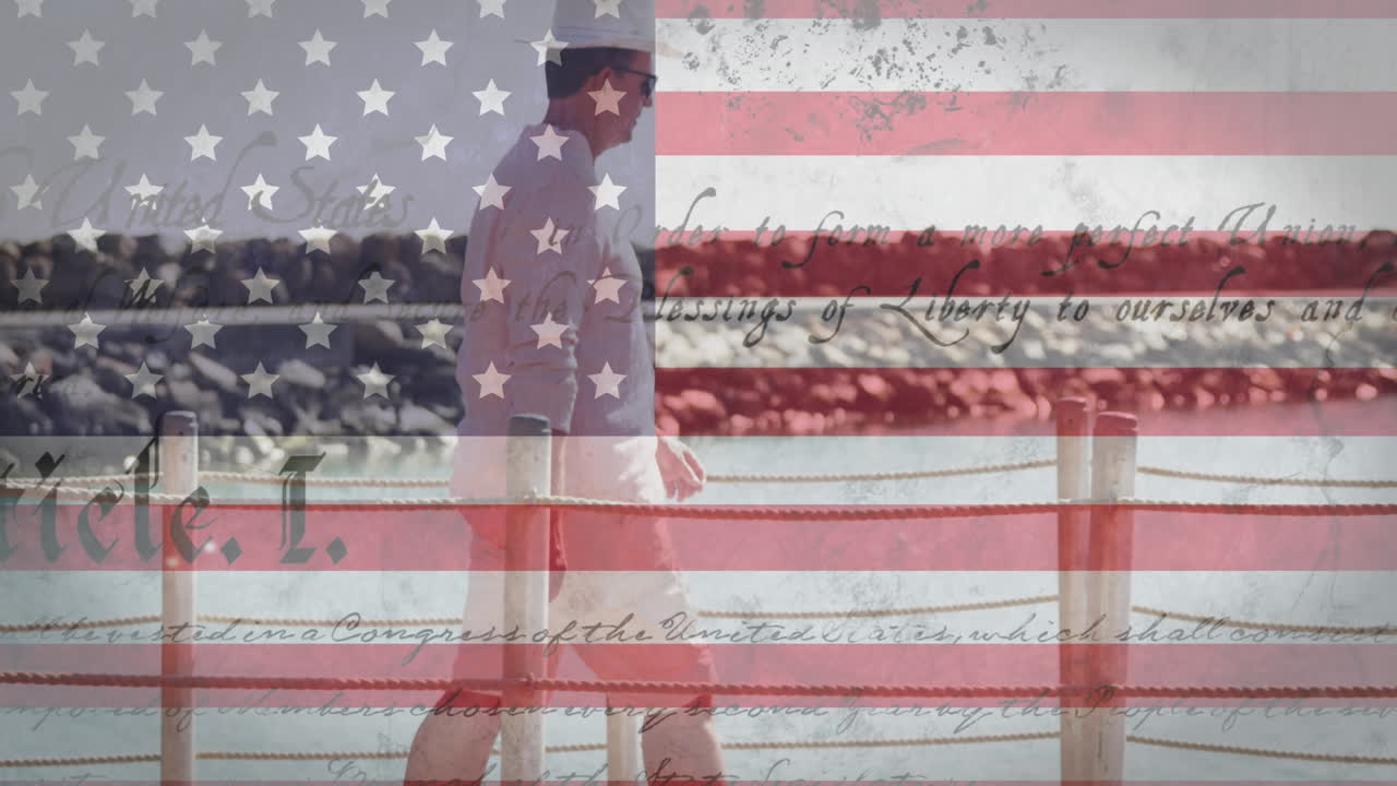 animación de un hombre caminando por el muelle sobre la bandera estadounidense y el texto de la constitución