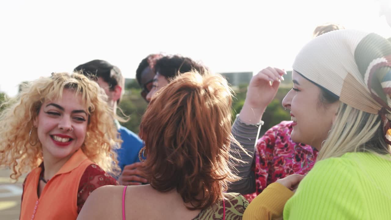 축제 행사에서 야외에서 춤을 추는 행복한 젊은이들 - 파티 및 엔터테인먼트 컨셉