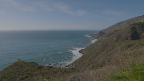 Toma-De-Distancia-Estacionaria-Del-Océano-Pacífico-A-Lo-Largo-De-La-Ladera-De-La-Colina-De-Big-Sur-California