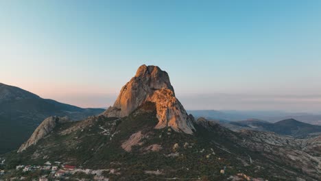 Schöner-Sonnenuntergang-In-Peña-De-Bernal,-Geschossen-Mit-Drohne